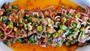 سلطة الرنجة بالكيوي والليمون.. مزيج جريء بطعم متوازن