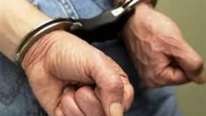 القبض علي مدمن اعتدى على والديه وهددهما بالحرق أثناء دفاعهم عن أطفاله ببني سويف