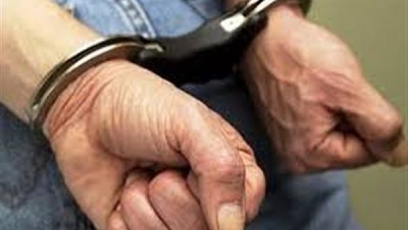 القبض علي مدمن اعتدى على والديه وهددهما بالحرق أثناء دفاعهم عن أطفاله ببني سويف