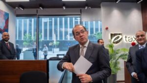 وزير المالية خلال جولة ميدانية بضرائب القاهرة الجديدة: “الممول لازم يشعر بخدمة VIP”