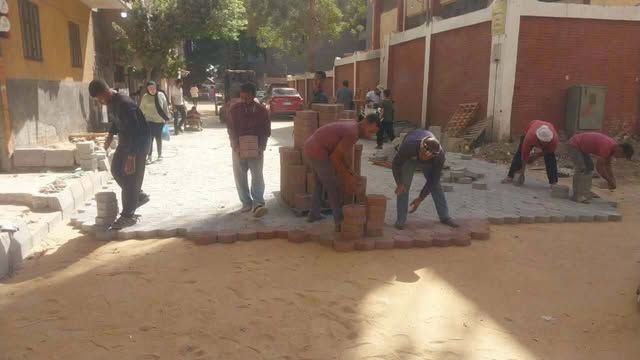 الجيزة: رصف 11 شارعًا ومتفرعاتهم بالانترلوك  في إمبابة