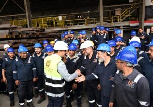 وزير الصناعة يتفقد عدداً من المصانع المتخصصة في الحديد والصلب بالسويس