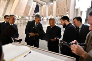 رئيس جمهورية تتارستان يزور المتحف المصري الكبير ويشيد بتجربة العرض المتحفي