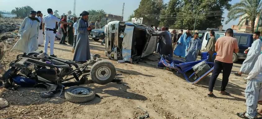 بالأسماء.. وفاة وإصابة 14 شخصا في تصادم سيارة ميكروباص وتروسيكل بطريق أسيوط الزراعي