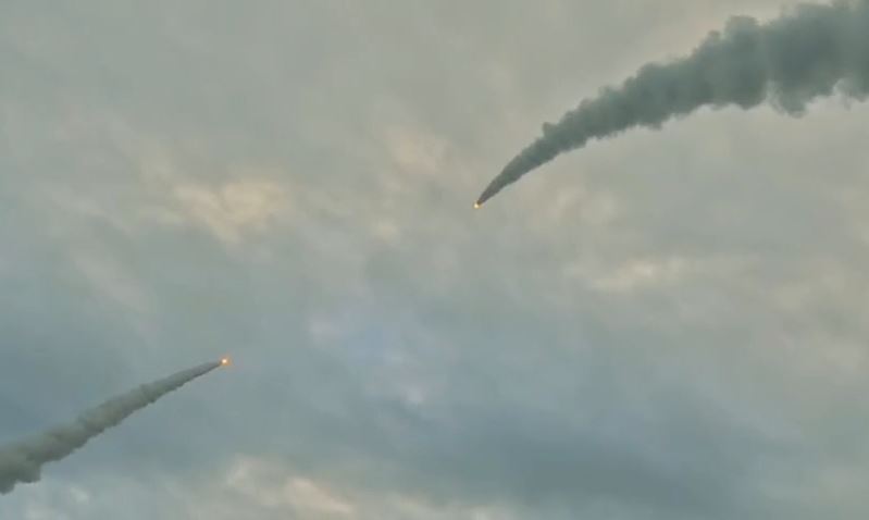 هجوم صاروخي متزامن من إيران ولبنان واليمن على إسرائيل