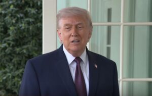 ترامب: لن نسمح لإيران بامتلاك سلاح نووي أو ابتزاز العالم بإغلاق مضيق هرمز