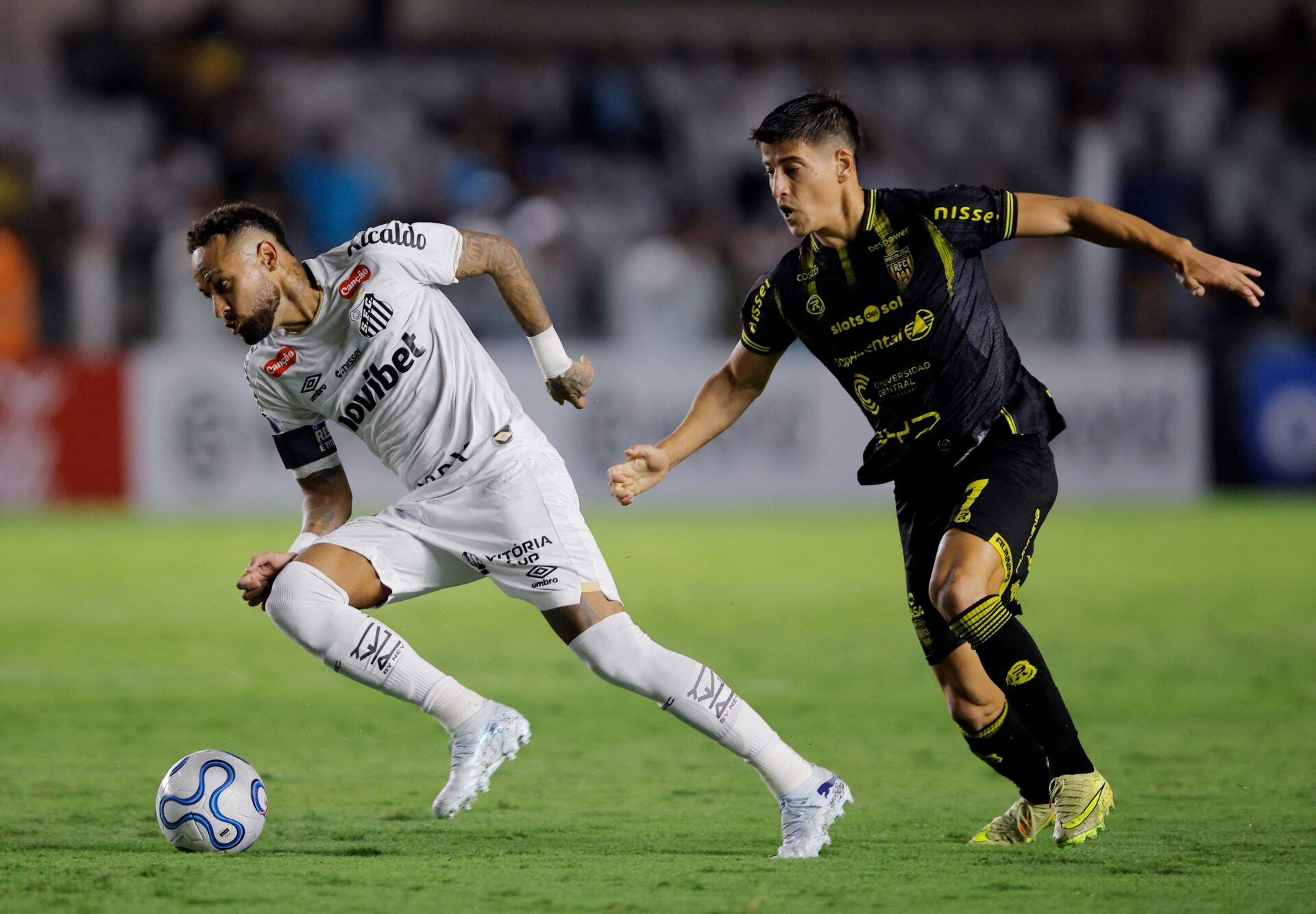 نيمار يسجل هدفا لسانتوس ثم يشتبك مع أحد المشجعين