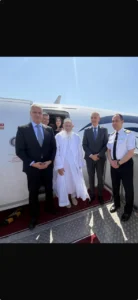 لفتة تقديرية بمطار القاهرة.. رئيس القابضة لمصر للطيران يودّع سلطان البهرة