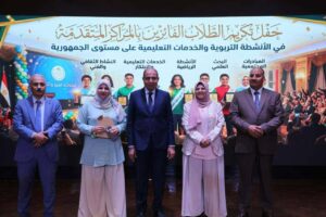 محافظ المنيا يكرم الأوائل  من الطلاب والمعلمين لحصولهم على مراكز متقدمة في الأنشطة التعليمية