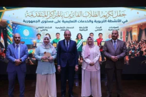 محافظ المنيا يكرم الأوائل  من الطلاب والمعلمين لحصولهم على مراكز متقدمة في الأنشطة التعليمية