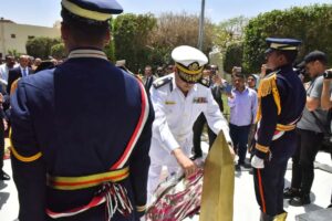 بحضور مدير الأمن.. محافظ أسيوط يضع إكليلًا من الزهور على النصب التذكاري لشهداء بني عدي