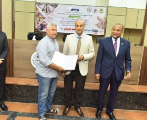 أسيوط تسلم 36 عقدًا لوحدات مجمع الصناعات الصغيرة ببني غالب