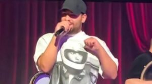 مسلم يرد على جدل إطلالته في حفله الأخير