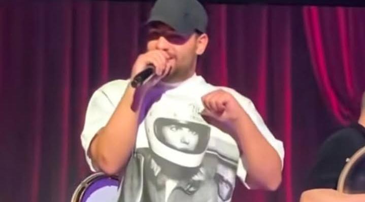 مسلم يرد على جدل إطلالته في حفله الأخير