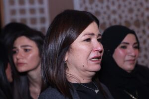 بالصور.. نجوم الفن يواسون دينا رامز في عزاء والدها