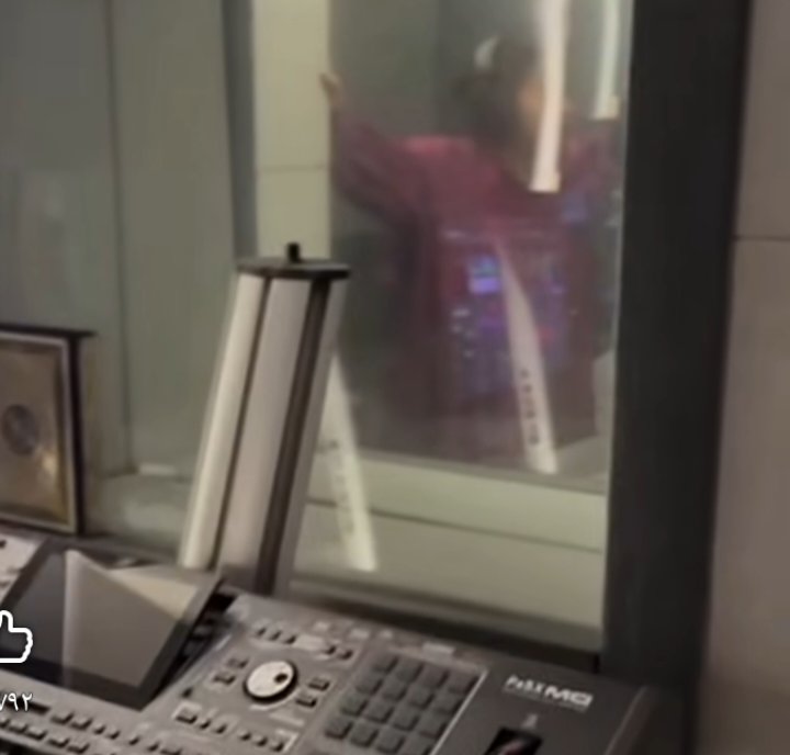 عزيز الشافعي يشارك الجمهور فيديو لـ شيرين عبد الوهاب داخل الاستوديو ويعد بمفاجآت فنية