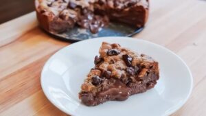 كيكة الكوكيز بالشوكولاتة في المنزل بطعم ومذاق المحال