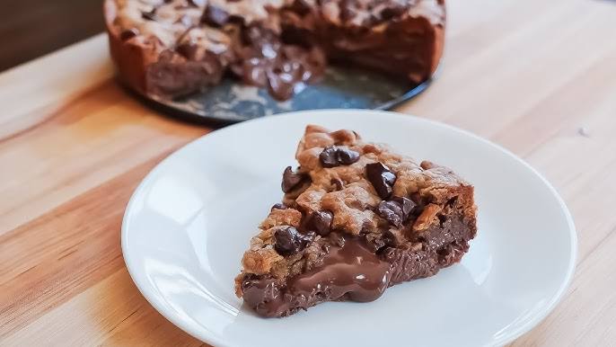 كيكة الكوكيز بالشوكولاتة في المنزل بطعم ومذاق المحال