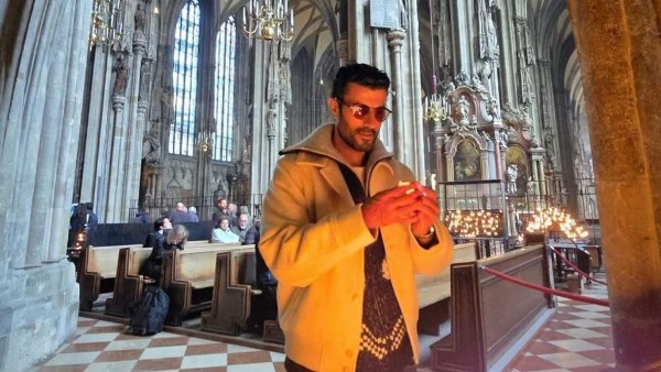 محمد سامي يثير الجدل بصورة له في الكنيسة..شاهد