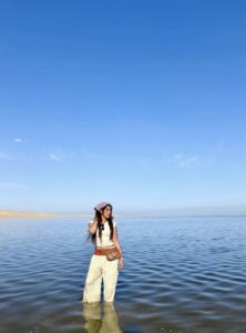 شاهد..ناهد السباعي تتمتع بأجواء طبيعية في الفيوم