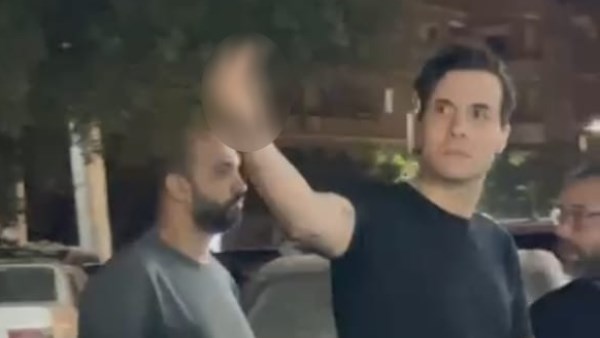 أمير عيد يثير الجدل في عزاء والد طليقته بقيامه بإشارة غير لائقة