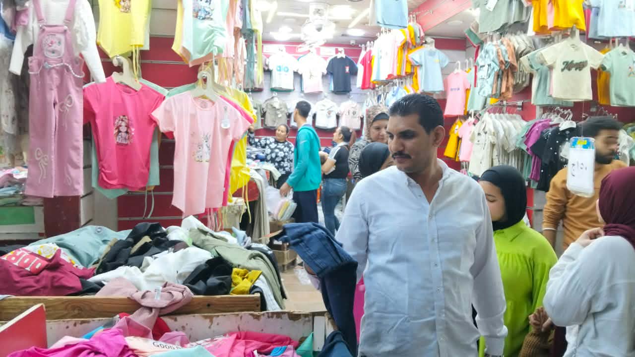 الرداء الصيفي يثير البهجة استعداد لعيد القيامة المجيد وأعياد الربيع  بأسيوط 