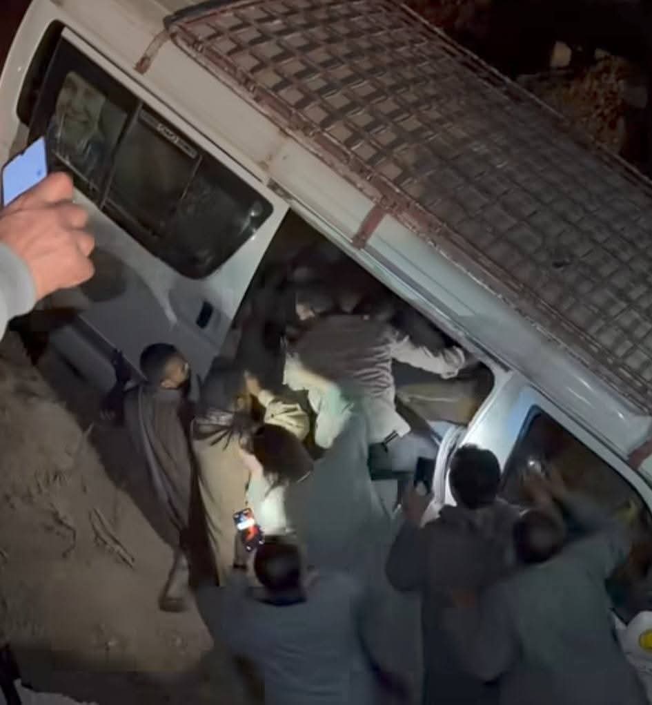 بالأسماء..إصابة 5 أشخاص إثر إنقـلاب سـيارة ميكروباص اصطدمت بـدراجة نارية بأسيوط 