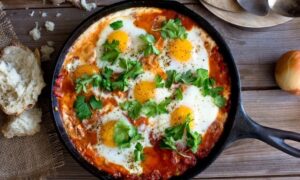 في 10 دقائق.. حضري شكشوكة السلق الصحية لوجبة عشاء متكاملة بالفوائد