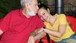 زوج منة شلبي يعلن وفاة والدها