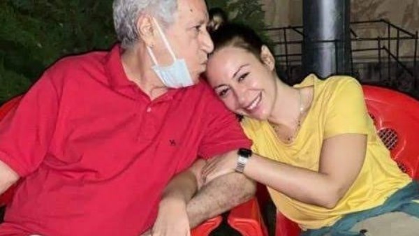 زوج منة شلبي يعلن وفاة والدها