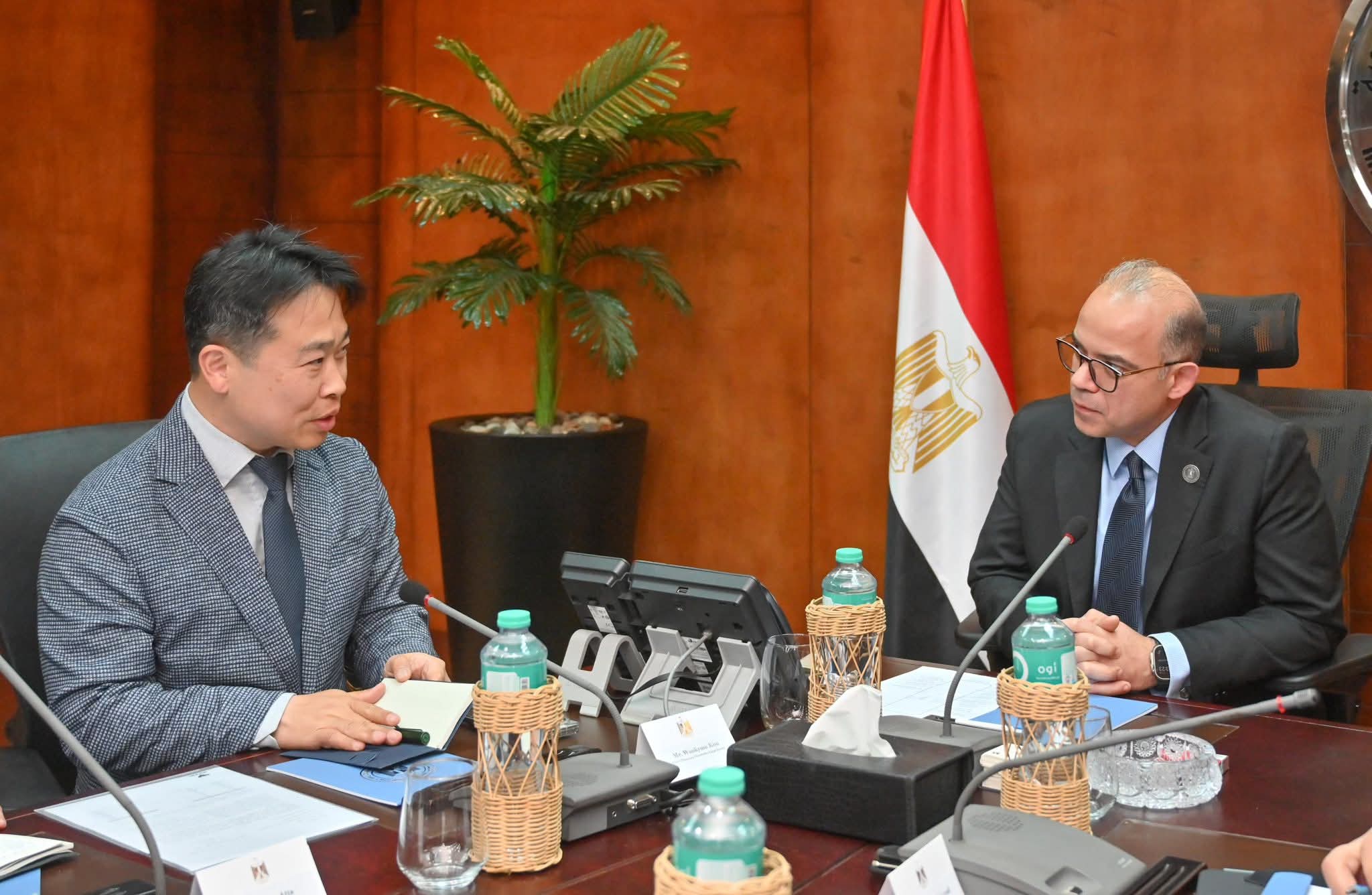 وزير الاستثمار يبحث مع سامسونج وإل جي التوسع في مصر وزيادة المكون المحلي بالإلكترونيات