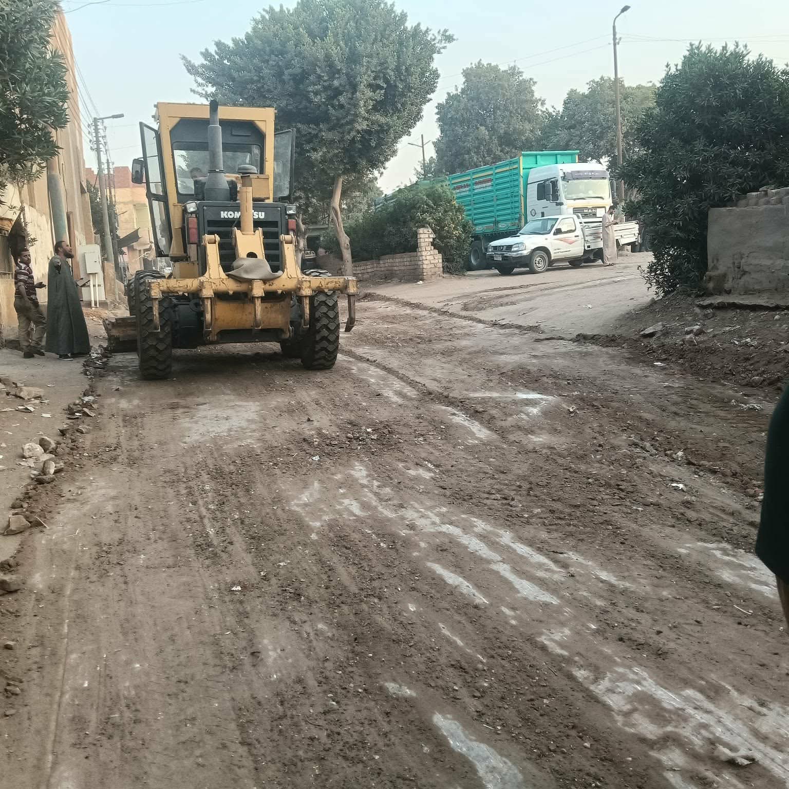 الجيزة: المحافظ يتابع جهود تمهيد وتسوية الطرق بمنشأة القناطر والعياط