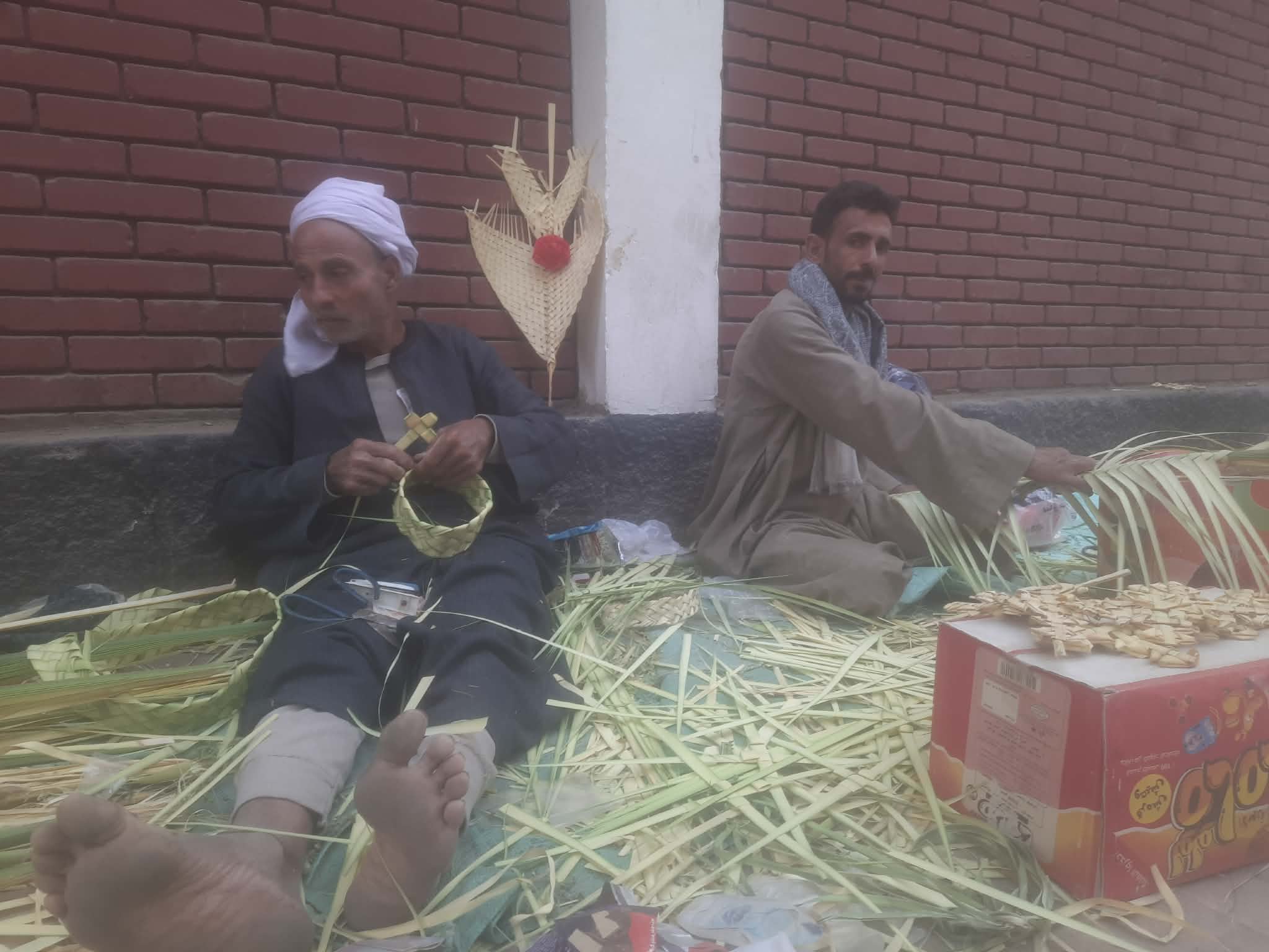 “البورصجية” ترصد احتفالات الأقباط بأحد الشعانيين بشوارع أسيوط