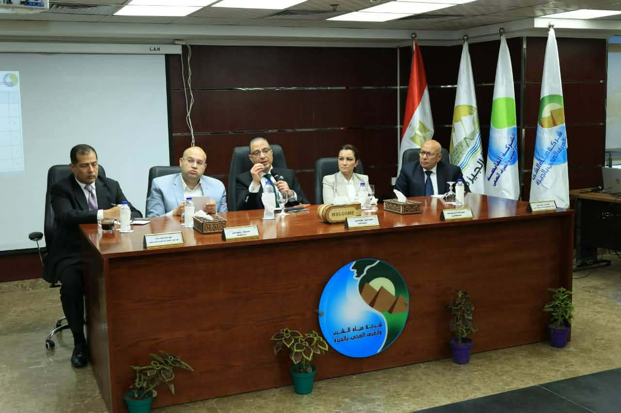 محافظ الجيزة يترأس اجتماعًا موسعًا لتحسين خدمات مياه الشرب والصرف الصحي