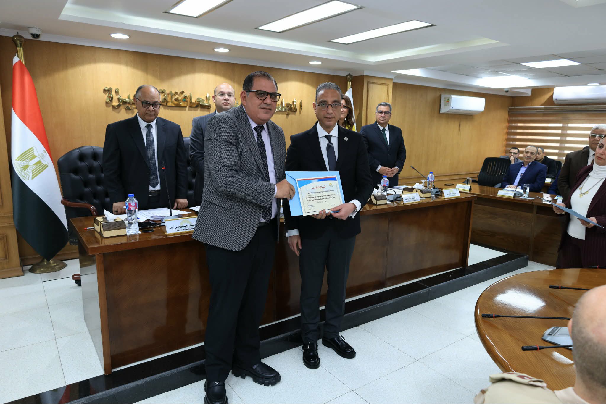 محافظ الجيزة يكرّم رؤساء الأجهزة تقديرًا لجهودهم في مواجهة موجة الطقس السيئ