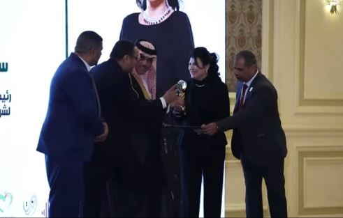 تكريم دولي.. سهير عبدالله تحصد جائزة التميز المجتمعي في مؤتمر “صنّاع الأمل”