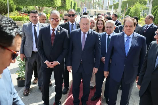 لتوفير 5000 فرصة عمل.. التعليم العالي ومحافظ الجيزة يفتتحان ملتقى توظيف جامعة القاهرة بمشاركة 130 شركة