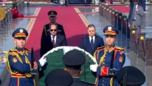 السيسي يضع إكليلا من الزهور على النصب التذكاري وقبر السادات في الذكرى 44 لتحرير سيناء