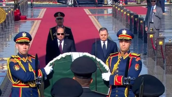 السيسي يضع إكليلا من الزهور على النصب التذكاري وقبر السادات في الذكرى 44 لتحرير سيناء
