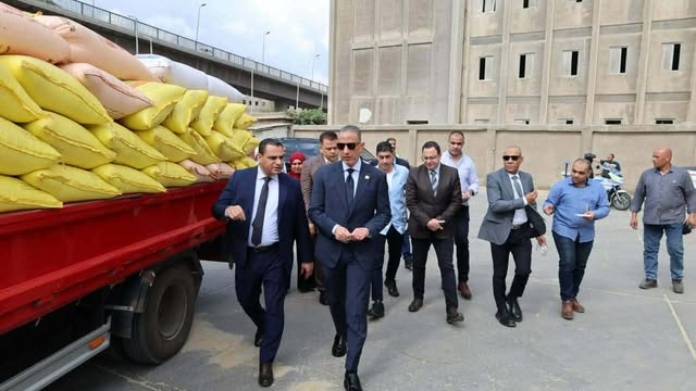 محافظ الجيزة يتفقد صومعة إمبابة لمتابعة انتظام توريد وتخزين القمح
