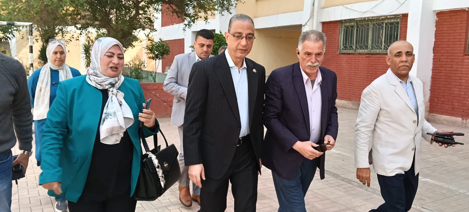محافظ الجيزة يتفقد مدرسة غزوة تبوك الابتدائية بإمبابة