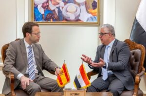 تعزيز التعاون الاقتصادي.. رئيس المنطقة الاقتصادية لقناة السويس يستقبل سفير إسبانيا