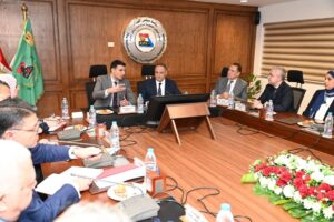 وزارة الصناعة تبحث حوكمة طرح الأراضي الصناعية وتيسير الإجراءات على المستثمرين