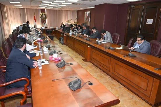 وزير الصناعة يبحث تعزيز تنافسية الصناعات الحرفية والتراثية وفتح أسواق تصديرية جديدة