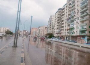 أمطار على مناطق متفرقة بالقاهرة الآن وغطاء سحابى يحجب أشعة الشمس