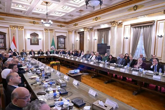 محافظ الجيزة ومجلس جامعة القاهرة يناقشان تعزيز التعاون والبحث العلمي وخدمة المجتمع