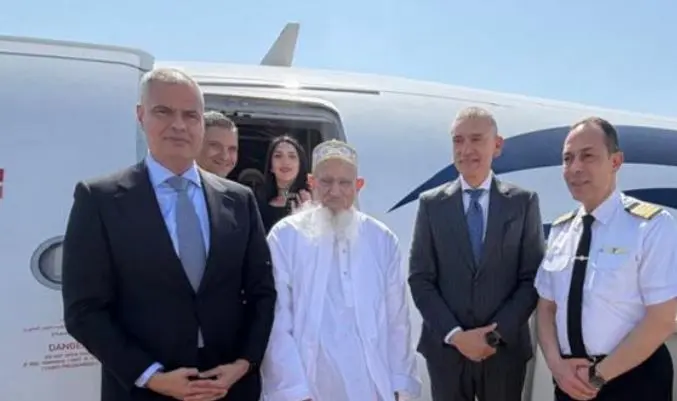 رئيس الشركة القابضة لمصر للطيران يودِّع سلطان البهرة علي متن رحلة مصر للطيران إلي مومبسا بكينيا