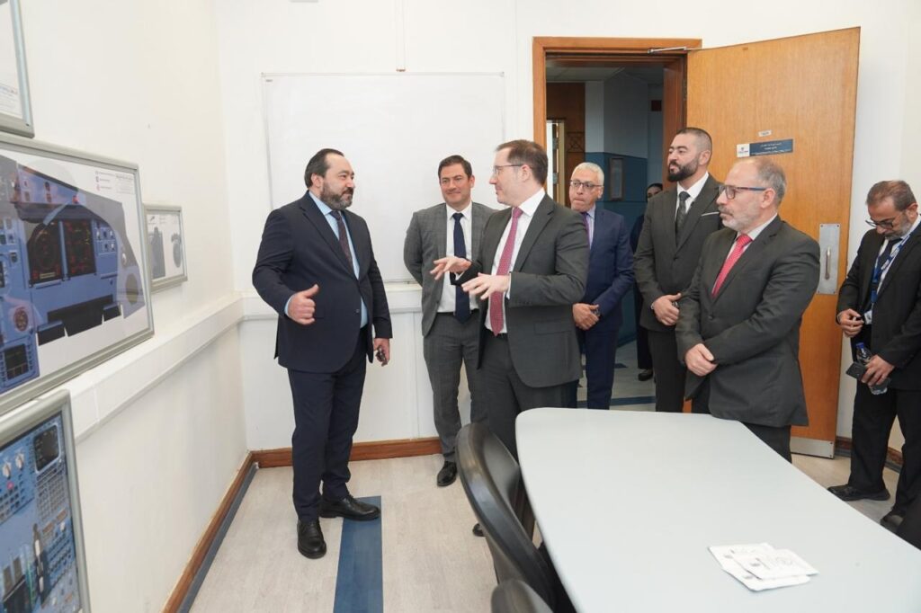 أكاديمية مصر للطيران للتدريب تستقبل سفير المملكة المتحدة بالقاهرة