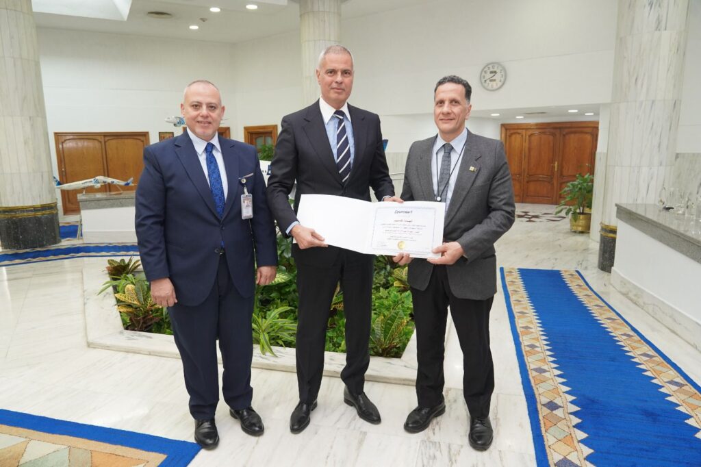 رئيس القابضة لمصر للطيران يكرم فريق صيانة الطائرات بعد نجاحهم فى تنفيذ أحد أعقد التعديلات الهيكلية لطائرات B737-800