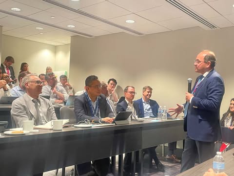 وزير المالية خلال حوار مفتوح مع عدد من المستثمرين الدوليين بواشنطن: نتعامل مع التحديات الراهنة بشكل استباقي